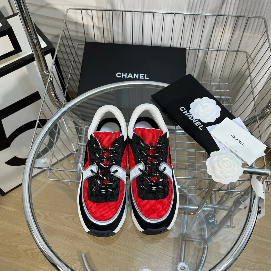 👟👟Ex-factory price 560👟👟 Chanel Chanel - 2022 counter top casual sports shoes This classic design; the upper is electro-embroidered with a variety of techniques; the outsole is fashionable and sporty; it is unusual to incorporate a variety of color matching elements... The diversified mix and match is very good-looking and versatile, casual, fashionable, sports and outdoor can be taken into account... ꫛꫀꪝ Go➫ Material: ❶Upper is made of: Original imported high mercerized smooth cow suede + electric embroidery technology + imported breathable mesh ❷Inner use: original imported breathable mesh ❸Outsole based on: original TPU combination outsole Counter boutique packaging complete set for women 35–42 men 38–46
